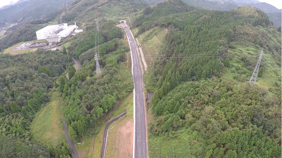 【３】湯浦温泉大橋上空南地点より湯浦トンネルを望む　写真