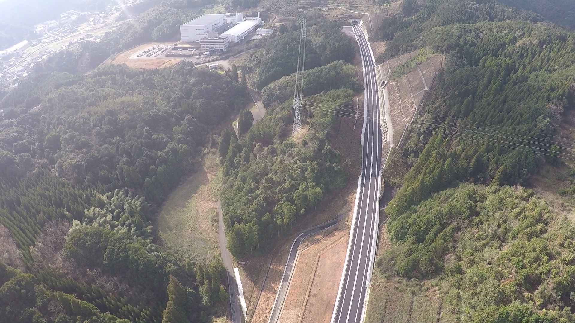 【３】湯浦温泉大橋上空南地点より湯浦トンネルを望む　写真
