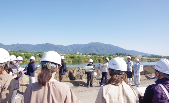 九WE会メンバーが担当する現場を説明「遠賀川河川敷」(福岡県)