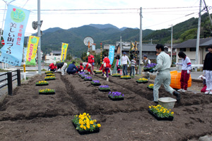 「花植え体験」穴あけ