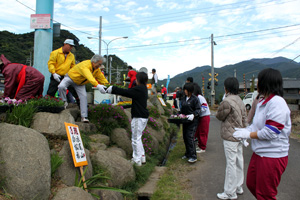 「花植え体験」苗運び