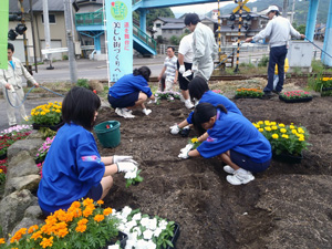 「花植え体験」穴をあけて花を色合いを考え