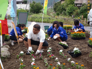 「花植え体験」花植え（厳木中学校の皆さんも活躍）