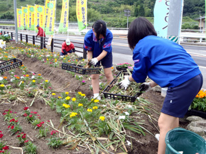 「花植え体験」藁を被せて完成