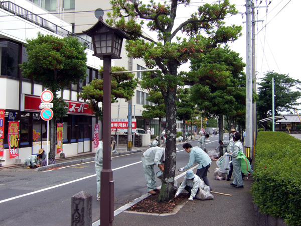 会社周辺道路の清掃状況