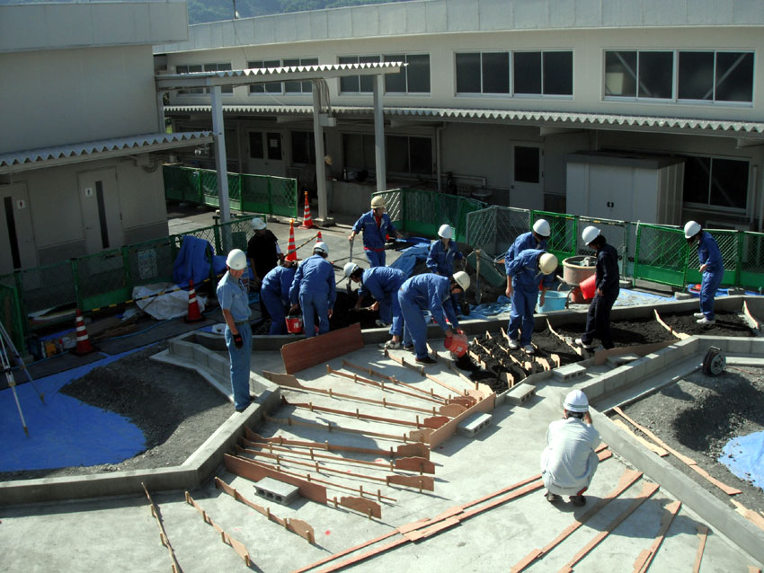 模型製作状況写真（中詰め土砂の投入）