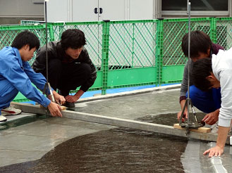 水理模型実験実施状況写真（水位計測）