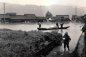 船により避難する住民（球磨村）
            