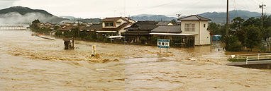 繊月大橋下流のはん濫状況（人吉市）