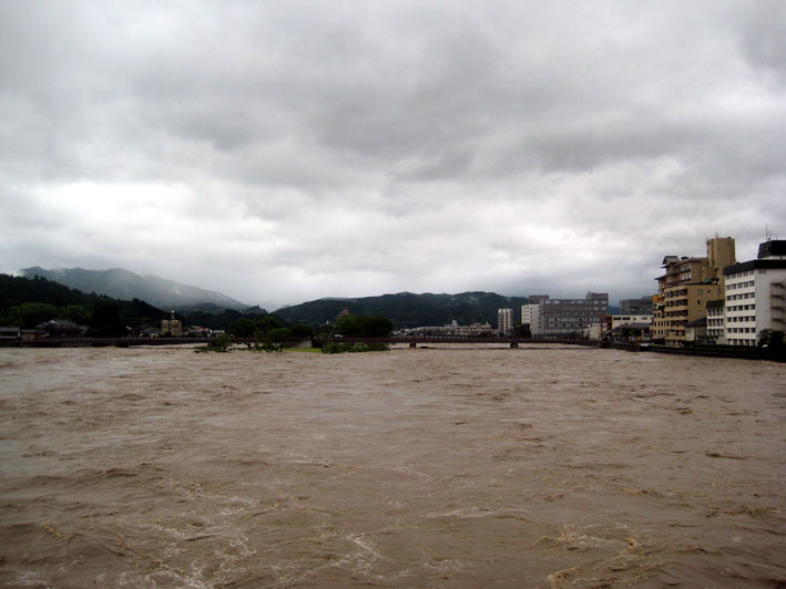 水の手橋より下流を望む（人吉市）