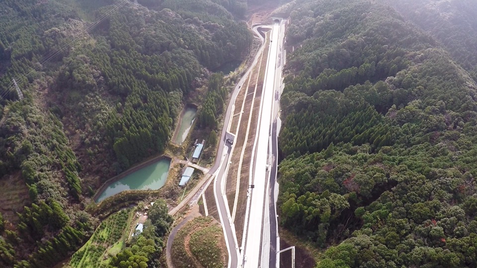 【４】湯浦トンネル（終点側）より新津奈木トンネルを望む