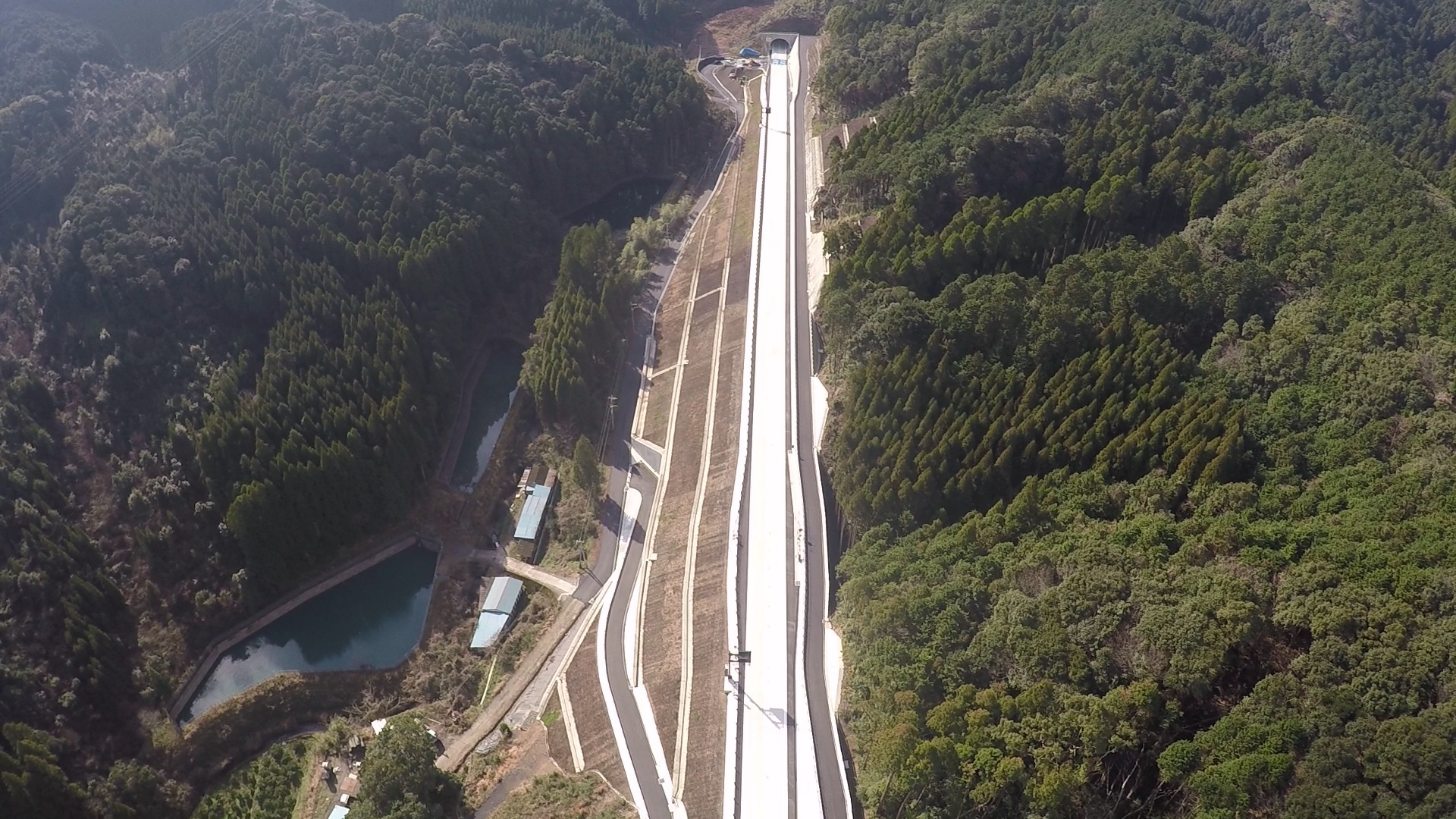 【４】湯浦トンネル（終点側）より新津奈木トンネルを望む